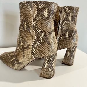 6.5 Heeled ankle Bootie